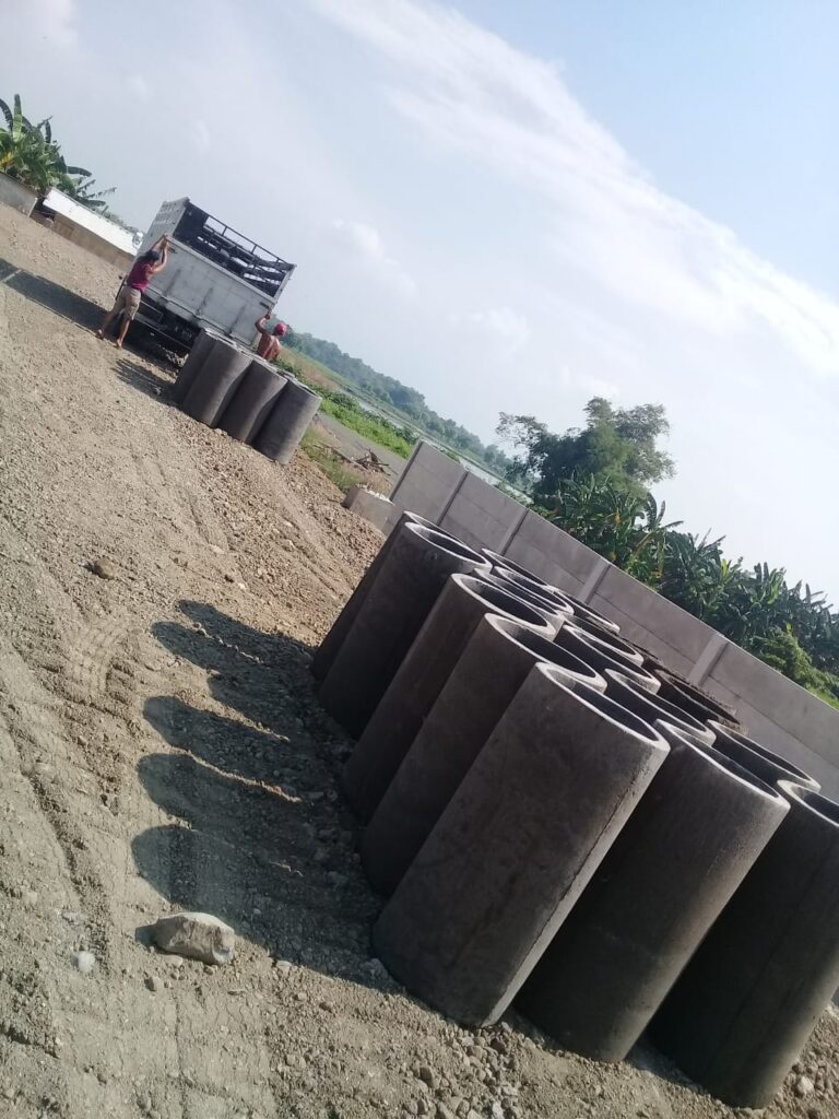 pengiriman buis beton dengan truk